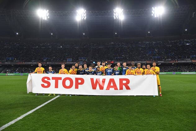 February 24, 2022, Naples: SSC Napoli s and FC Barcelona, Barca s players hold a banner reading Stop war before the UEFA Europa League play-off second leg soccer match between SSC Napoli and FC Barcelona at the Diego Armando Maradona stadium in Naples, Italy, 24 February 2022..ANSA SSC NAPOLI PRESS OFFICE .+++ ANSA PROVIDES ACCESS TO THIS HANDOUT PHOTO TO BE USED SOLELY TO ILLUSTRATE NEWS REPORTING OR COMMENTARY ON THE FACTS OR EVENTS DEPICTED IN THIS IMAGE; NO ARCHIVING; NO LICENSING Naples - ZUMAa110 20220224_zaf_a110_151 Copyright: xSscxNapolixPressxOfficex