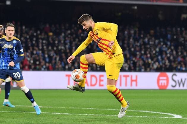 Mandatory Credit: Photo by Carmelo Imbesi LiveMedia Shutterstock (12821573ai) Barcelona s defender Gerard Pique control the ball before scoring the 1-3 goal football Europa League match SSC Napoli vs FC Barcellona, Diego Armando Maradona stadium, Naples, Italy - 24 Feb 2022 football Europa League match SSC Napoli vs FC Barcellona, Diego Armando Maradona stadium, Naples, Italy - 24 Feb 2022  Copyright: xCarmeloxImbesi LiveMedia Shutterstockx 12821573ai