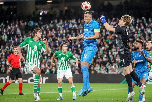 SEVILLE, SPAIN â€“ FEBRUARY 24, 2022: Betis s Victor Camarasa, Zenit St Petersburg s Artyom Dzyuba and goalkeeper Daniil Odoyevsky (L-R front) in the second leg of a UEFA Europa League playoff fooball match between Betis and Zenit St Petersburg at Benito Villamarin Stadium. Alexander Demianchuk TASS  TS1254D6
