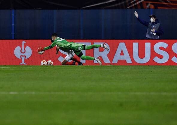 Dinamo Zagreb v Sevilla FC: Knockout Round Play-Offs Leg Two - UEFA Europa League ZAGREB, CROATIA - FEBRUARY 24: Goalkeeper of Dinamo Zagreb Dominik Livakovic and Thomas Delaney of Sevilla FC in action during the UEFA Europa League Knockout Round Play-Offs Leg Two match between Dinamo Zagreb and Sevilla FC at Maksimir Stadium on February 24, 2022 in Zagreb, Croatia. MarkoxLukunic PIXSELL