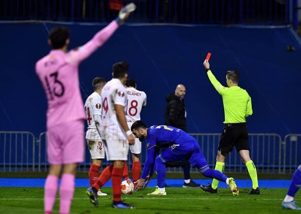 Dinamo Zagreb v Sevilla FC: Knockout Round Play-Offs Leg Two - UEFA Europa League ZAGREB, CROATIA - FEBRUARY 24: Referee Francois Letexier showing red card to Thomas Delaney of Sevilla FC during the UEFA Europa League Knockout Round Play-Offs Leg Two match between Dinamo Zagreb and Sevilla FC at Maksimir Stadium on February 24, 2022 in Zagreb, Croatia. MarkoxLukunic PIXSELL
