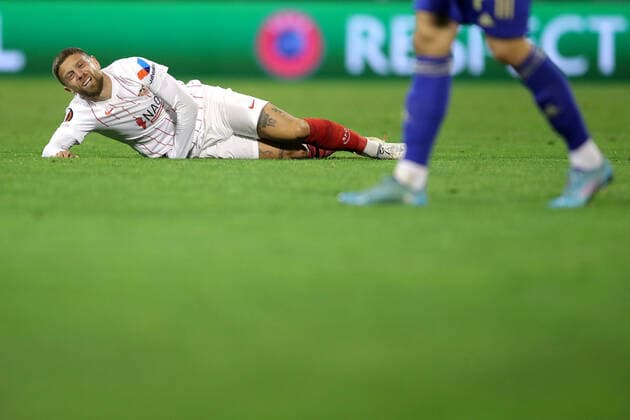 Dinamo Zagreb v Sevilla FC: Knockout Round Play-Offs Leg Two - UEFA Europa League ZAGREB, CROATIA - FEBRUARY 24: Alejandro Gomez of Sevilla FC lying on the pitch during the UEFA Europa League Knockout Round Play-Offs Leg Two match between Dinamo Zagreb and Sevilla FC at Maksimir Stadium on February 24, 2022 in Zagreb, Croatia. LukaxStanzl PIXSELL