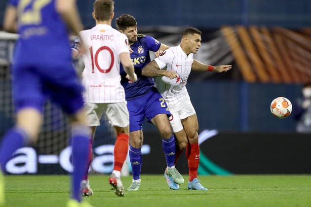 Dinamo Zagreb v Sevilla FC: Knockout Round Play-Offs Leg Two - UEFA Europa League ZAGREB, CROATIA - FEBRUARY 24: Diego Carlos of Sevilla FC and Bruno Petkovic of Dinamo Zagreb fights for the ball during the UEFA Europa League Knockout Round Play-Offs Leg Two match between Dinamo Zagreb and Sevilla FC at Maksimir Stadium on February 24, 2022 in Zagreb, Croatia. IgorxKralj PIXSELL