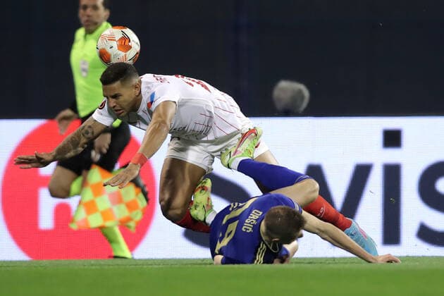 Dinamo Zagreb v Sevilla FC: Knockout Round Play-Offs Leg Two - UEFA Europa League ZAGREB, CROATIA - FEBRUARY 24: Diego Carlos of Sevilla FC and Mislav Orsic of Dinamo Zagreb fights for the ball during the UEFA Europa League Knockout Round Play-Offs Leg Two match between Dinamo Zagreb and Sevilla FC at Maksimir Stadium on February 24, 2022 in Zagreb, Croatia. LukaxStanzl PIXSELL