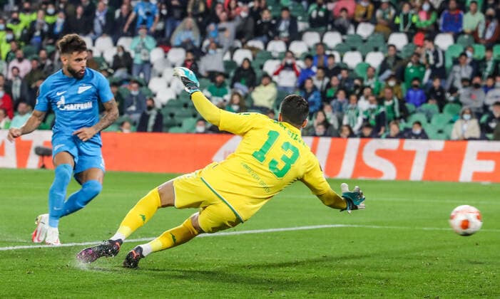 SEVILLE, SPAIN â€“ FEBRUARY 24, 2022: Zenit St Petersburg s Yuri Alberto (L) and Betis s goalkeeper Rui Silva in the second leg of a UEFA Europa League playoff fooball match between Betis and Zenit St Petersburg at Benito Villamarin Stadium. Alexander Demianchuk TASS  TS1254D8