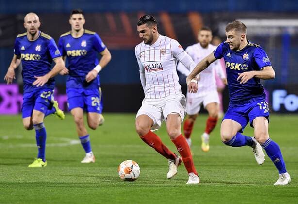 Dinamo Zagreb v Sevilla FC: Knockout Round Play-Offs Leg Two - UEFA Europa League ZAGREB, CROATIA - FEBRUARY 24: Rafa Mir of Sevilla FC is challenged by Stefan Ristovski of Dinamo Zagreb during the UEFA Europa League Knockout Round Play-Offs Leg Two match between Dinamo Zagreb and Sevilla FC at Maksimir Stadium on February 24, 2022 in Zagreb, Croatia. MarkoxLukunic PIXSELL