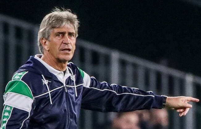 SEVILLE, SPAIN â€“ FEBRUARY 24, 2022: Betis s head coach Manuel Pellegrini instructs his team in the second leg of a UEFA Europa League playoff fooball match between Betis and Zenit St Petersburg at Benito Villamarin Stadium. Alexander Demianchuk TASS  TS1254DD