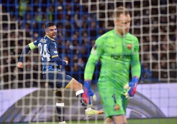 IPP20220224 Football - soccer: UEFA Europa League 2021 2022, SSC Neapel - FC Barcelona, Barca Esultanza - attraverso la rete della porta - dopo il gol di Lorenzo Insigne con il portiere del Barcellona Marc-Andre ter Stegen (Verwendung nur in Deutschland - GERMANY ONLY) *** IPP20220224 Football soccer UEFA Europa League 2021 2022, SSC Napoli FC Barcelona, Esultanza attraverso la rete della porta dopo il gol di Lorenzo Insigne con il portiere del Barcellona Marc Andre ter Stegen Use only in Germany GERMANY ONLY 