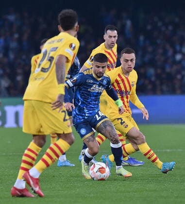 IPP20220224 Football - soccer: UEFA Europa League 2021 2022, SSC Neapel - FC Barcelona, Barca Lorenzo Insigne in azione circondato dagli avversari (Verwendung nur in Deutschland - GERMANY ONLY) *** IPP20220224 Football soccer UEFA Europa League 2021 2022, SSC Napoli FC Barcelona, Lorenzo Insigne in azione circondato dagli avversari Use only in Germany GERMANY ONLY 