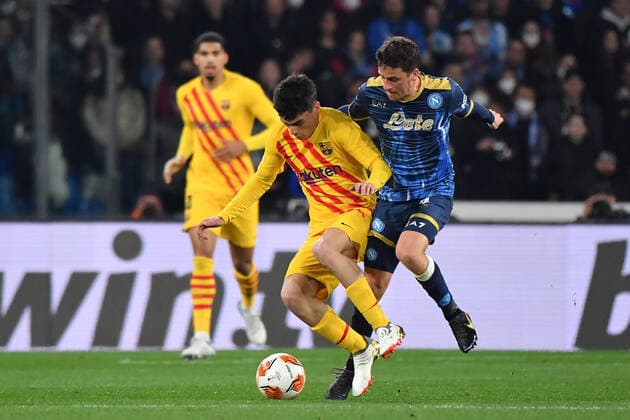 February 24, 2022, Naples, Italy: Naples, Italy, Diego Armando Maradona stadium, February 24, 2022, Barcelona s midfielder Pedri compete for the ball with Napoli s midfielder Diego Demme during SSC Napoli vs FC Barcellona - football Europa League match. football Europa League match - SSC Napoli vs FC Barcellona, Naples, Italy - ZUMAl164 20220224_zsa_l164_498 Copyright: xCarmeloxImbesix