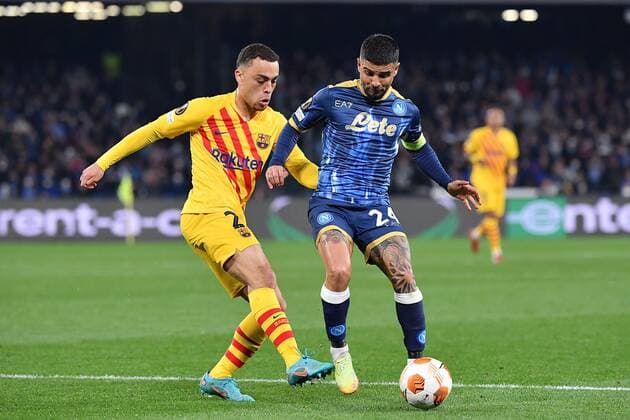 Mandatory Credit: Photo by Carmelo Imbesi LiveMedia Shutterstock (12821573bn) Barcelona s defender Sergino Dest compete for the ball with Napoli s forward Lorenzo Insigne football Europa League match SSC Napoli vs FC Barcellona, Diego Armando Maradona stadium, Naples, Italy - 24 Feb 2022 football Europa League match SSC Napoli vs FC Barcellona, Diego Armando Maradona stadium, Naples, Italy - 24 Feb 2022  Copyright: xCarmeloxImbesi LiveMedia Shutterstockx 12821573bn