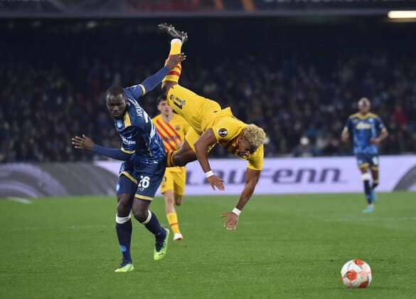 IPP20220224 Football - soccer: UEFA Europa League 2021 2022, SSC Neapel - FC Barcelona, Barca Adama Traore vola sopra Kalidou Koulibaly dopo un contrasto (Verwendung nur in Deutschland - GERMANY ONLY) *** IPP20220224 Football soccer UEFA Europa League 2021 2022, SSC Napoli FC Barcelona, Adama Traore vola sopra Kalidou Koulibaly dopo un contrasto Use only in Germany GERMANY ONLY 