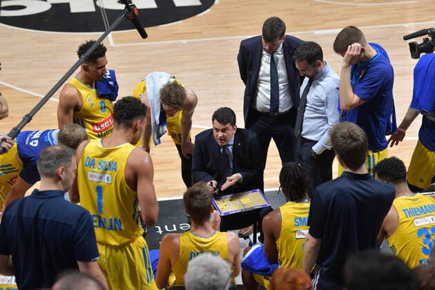 Israel Gonzalez (entraineur berlin) et ses joeurs BASKETBALL : LDLC ASVEL vs Alba Berlin - Euroligue - 24 02 2022 FredericChambert Panoramic 