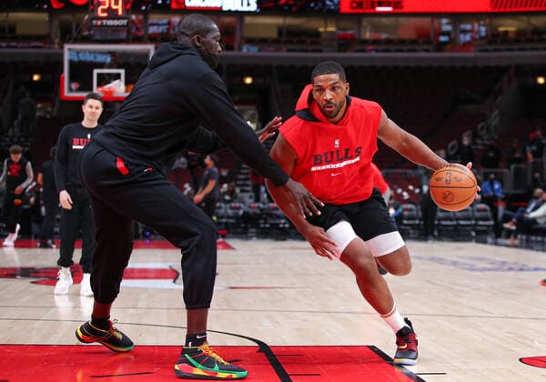 CHICAGO, IL - FEBRUARY 24: Chicago Bulls Center Tristan Thompson (3 in action before a NBA, Basketball Herren, USA game between the Atlanta Hawks and the Chicago Bulls on February 24, 2022 at the United Center in Chicago, IL. (Photo by Melissa Tamez Icon Sportswire) NBA: FEB 24 Hawks at Bulls Icon22022401