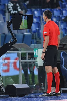 Soccer, europa league match , SS Lazio v Porto Referee Deniz Aytekin while consulting the VAR system during the Europa League match between SS Lazio v Porto at Olimpico stadium in Rome, Italy, February 23rd, 2022. Imago-Images Emmefoto Copyright: xImago-Images Emmefotox
