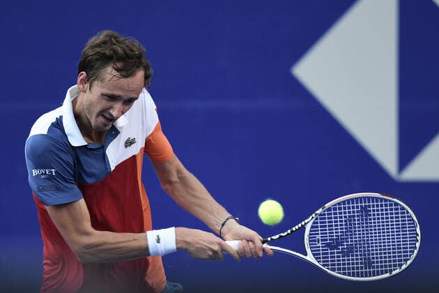 (220225) -- ACAPULCO, Feb. 25, 2022 -- Daniil Medvedev of Russia hits a return during the men s singles quarterfinal match against Nishioka Yoshihito of Japan at the 2022 ATP, Tennis Herren Mexican Open tennis tournament in Acapulco, Mexico, Feb. 24, 2022. ) (SP)MEXICO-ACAPULCO-TENNIS-ATP-MEXICAN OPEN-QUARTER FINALS XinxYuewei 