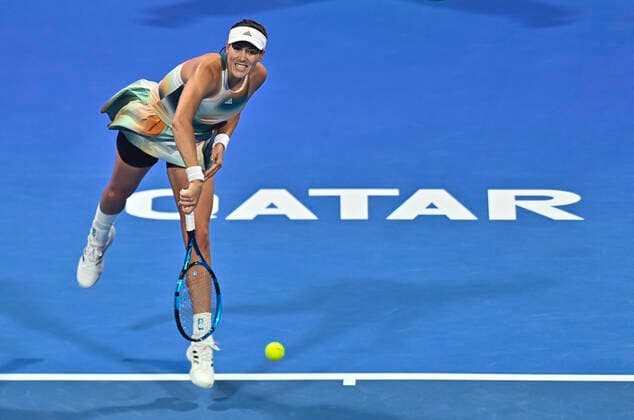 (220225) -- DOHA, Feb. 25, 2022 -- Garbine Muguruza of Spain serves during the quarterfinal match of WTA, Tennis Damen Qatar Open tennis tournament against Jelena Ostapenko of Latvia at the Khalifa International Tennis Complex in Doha, capital of Qatar, Feb. 24, 2022. (Photo by Xinhua) (SP)QATAR-DOHA-TENNIS-WTA QATAR OPEN-QUARTERFINALS Nikku 