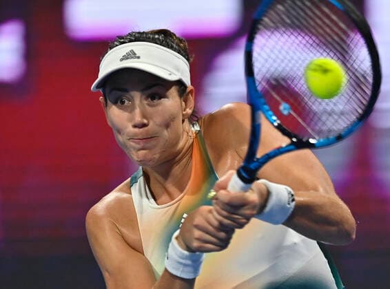(220225) -- DOHA, Feb. 25, 2022 -- Garbine Muguruza of Spain returns the ball during the quarterfinal match of WTA, Tennis Damen Qatar Open tennis tournament against Jelena Ostapenko of Latvia at the Khalifa International Tennis Complex in Doha, capital of Qatar, Feb. 24, 2022. (Photo by Xinhua) (SP)QATAR-DOHA-TENNIS-WTA QATAR OPEN-QUARTERFINALS Nikku 