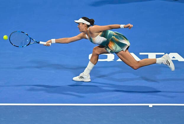 Sport Bilder des Tages (220225) -- DOHA, Feb. 25, 2022 -- Garbine Muguruza of Spain returns the ball during the quarterfinal match of WTA, Tennis Damen Qatar Open tennis tournament against Jelena Ostapenko of Latvia at the Khalifa International Tennis Complex in Doha, capital of Qatar, Feb. 24, 2022. (Photo by Xinhua) (SP)QATAR-DOHA-TENNIS-WTA QATAR OPEN-QUARTERFINALS Nikku 