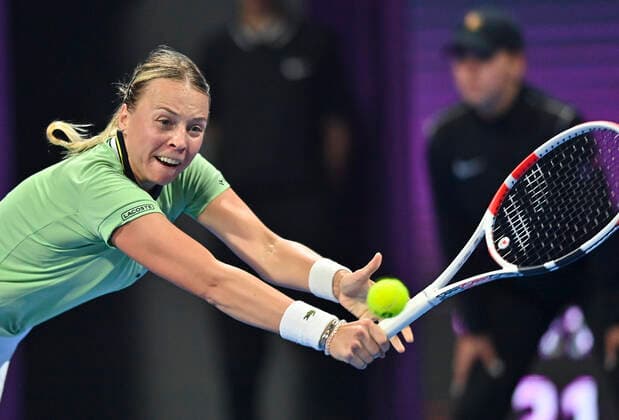 (220225) -- DOHA, Feb. 25, 2022 -- Anett Kontaveit of Estonia returns the ball during the quarterfinal match of WTA, Tennis Damen Qatar Open tennis tournament against Ons Jabeur of Tunisia at the Khalifa International Tennis Complex in Doha, capital of Qatar, Feb. 24, 2022. (Photo by Xinhua) (SP)QATAR-DOHA-TENNIS-WTA QATAR OPEN-QUARTERFINALS Nikku 