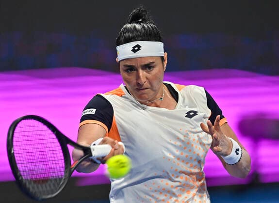 (220225) -- DOHA, Feb. 25, 2022 -- Ons Jabeur of Tunisia returns the ball during the quarterfinal match of WTA, Tennis Damen Qatar Open tennis tournament against Anett Kontaveit of Estonia at the Khalifa International Tennis Complex in Doha, capital of Qatar, Feb. 24, 2022. (Photo by Xinhua) (SP)QATAR-DOHA-TENNIS-WTA QATAR OPEN-QUARTERFINALS Nikku 