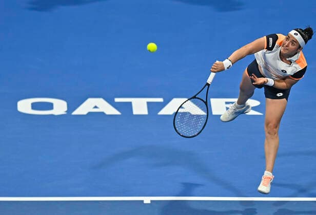 (220225) -- DOHA, Feb. 25, 2022 -- Ons Jabeur of Tunisia serves during the quarterfinal match of WTA, Tennis Damen Qatar Open tennis tournament against Anett Kontaveit of Estonia at the Khalifa International Tennis Complex in Doha, capital of Qatar, Feb. 24, 2022. (Photo by Xinhua) (SP)QATAR-DOHA-TENNIS-WTA QATAR OPEN-QUARTERFINALS Nikku 
