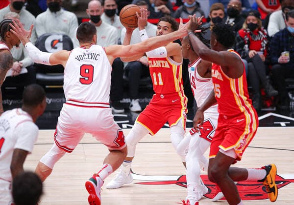 CHICAGO, IL - FEBRUARY 24: Atlanta Hawks guard Trae Young (11) is guarded by Chicago Bulls center Nikola Vucevic (9) during a NBA, Basketball Herren, USA game between the Atlanta Hawks and the Chicago Bulls on February 24, 2022 at the United Center in Chicago, IL. (Photo by Melissa Tamez Icon Sportswire) NBA: FEB 24 Hawks at Bulls Icon22022408