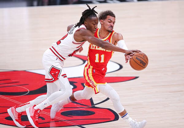 CHICAGO, IL - FEBRUARY 24: Chicago Bulls guard Ayo Dosunmu (12) and Atlanta Hawks guard Trae Young (11) in action during a NBA, Basketball Herren, USA game between the Atlanta Hawks and the Chicago Bulls on February 24, 2022 at the United Center in Chicago, IL. (Photo by Melissa Tamez Icon Sportswire) NBA: FEB 24 Hawks at Bulls Icon22022412