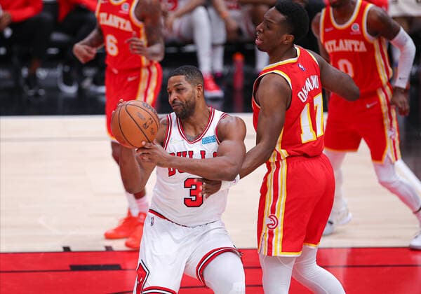 CHICAGO, IL - FEBRUARY 24: Chicago Bulls center Tristan Thompson (3) grabs the rebound during a NBA, Basketball Herren, USA game between the Atlanta Hawks and the Chicago Bulls on February 24, 2022 at the United Center in Chicago, IL. (Photo by Melissa Tamez Icon Sportswire) NBA: FEB 24 Hawks at Bulls Icon22022416