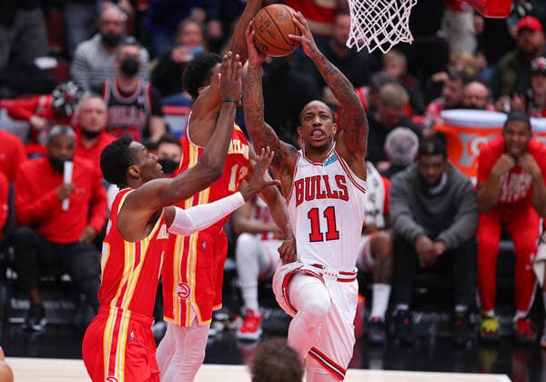 CHICAGO, IL - FEBRUARY 24: Chicago Bulls forward DeMar DeRozan (11) drives to the basket during a NBA, Basketball Herren, USA game between the Atlanta Hawks and the Chicago Bulls on February 24, 2022 at the United Center in Chicago, IL. (Photo by Melissa Tamez Icon Sportswire) NBA: FEB 24 Hawks at Bulls Icon22022415