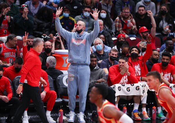 CHICAGO, IL - FEBRUARY 24: Chicago Bulls guard Alex Caruso (6) celebrates a play on the bench during a NBA, Basketball Herren, USA game between the Atlanta Hawks and the Chicago Bulls on February 24, 2022 at the United Center in Chicago, IL. (Photo by Melissa Tamez Icon Sportswire) NBA: FEB 24 Hawks at Bulls Icon22022419