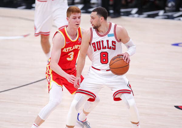 CHICAGO, IL - FEBRUARY 24: Atlanta Hawks guard Kevin Huerter (3) posts up against Chicago Bulls guard Zach LaVine (8) during a NBA, Basketball Herren, USA game between the Atlanta Hawks and the Chicago Bulls on February 24, 2022 at the United Center in Chicago, IL. (Photo by Melissa Tamez Icon Sportswire) NBA: FEB 24 Hawks at Bulls Icon22022427