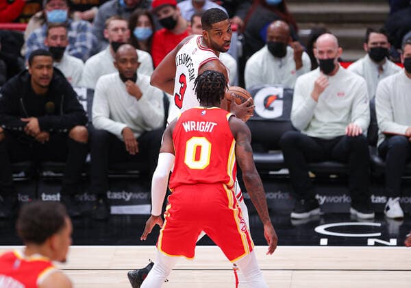 CHICAGO, IL - FEBRUARY 24: Chicago Bulls center Tristan Thompson (3) waits for play to begin during a NBA, Basketball Herren, USA game between the Atlanta Hawks and the Chicago Bulls on February 24, 2022 at the United Center in Chicago, IL. (Photo by Melissa Tamez Icon Sportswire) NBA: FEB 24 Hawks at Bulls Icon22022433