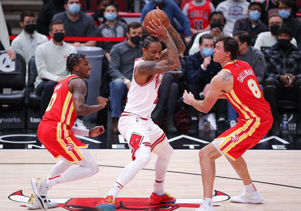 CHICAGO, IL - FEBRUARY 24: Chicago Bulls forward DeMar DeRozan (11) is doubled teamed by Atlanta Hawks guard Delon Wright (0) and Atlanta Hawks forward Danilo Gallinari (8) during a NBA, Basketball Herren, USA game between the Atlanta Hawks and the Chicago Bulls on February 24, 2022 at the United Center in Chicago, IL. (Photo by Melissa Tamez Icon Sportswire) NBA: FEB 24 Hawks at Bulls Icon22022435