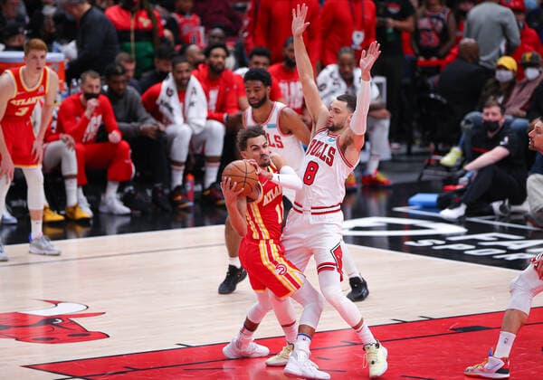 CHICAGO, IL - FEBRUARY 24: Chicago Bulls guard Zach LaVine (8) guards Atlanta Hawks guard Trae Young (11) during a NBA, Basketball Herren, USA game between the Atlanta Hawks and the Chicago Bulls on February 24, 2022 at the United Center in Chicago, IL. (Photo by Melissa Tamez Icon Sportswire) NBA: FEB 24 Hawks at Bulls Icon22022438