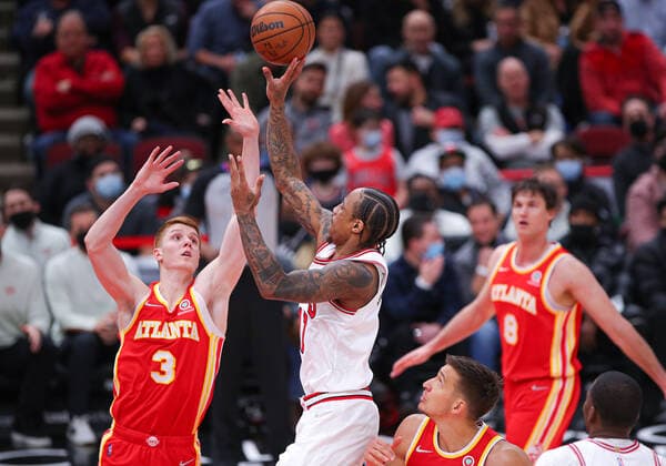 CHICAGO, IL - FEBRUARY 24: Chicago Bulls forward DeMar DeRozan (11) shoots the ball over Atlanta Hawks guard Kevin Huerter (3) during a NBA, Basketball Herren, USA game between the Atlanta Hawks and the Chicago Bulls on February 24, 2022 at the United Center in Chicago, IL. (Photo by Melissa Tamez Icon Sportswire) NBA: FEB 24 Hawks at Bulls Icon22022441