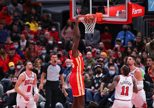 CHICAGO, IL - FEBRUARY 24: Atlanta Hawks center Clint Capela (15) slam dunks a loose ball during a NBA, Basketball Herren, USA game between the Atlanta Hawks and the Chicago Bulls on February 24, 2022 at the United Center in Chicago, IL. (Photo by Melissa Tamez Icon Sportswire) NBA: FEB 24 Hawks at Bulls Icon22022442