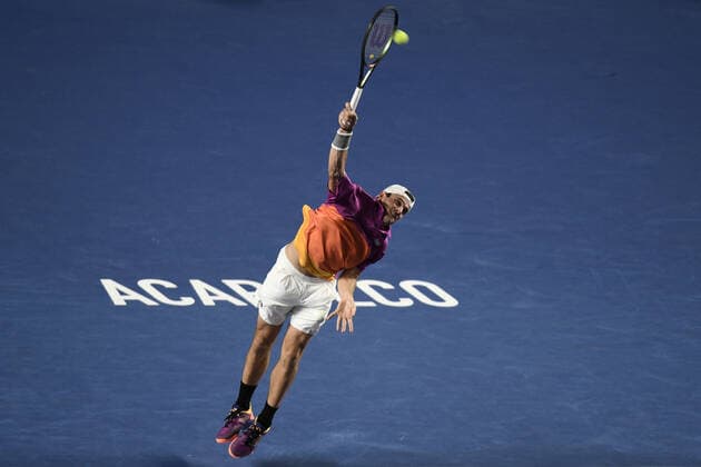 (220225) -- ACAPULCO, Feb. 25, 2022 -- Tommy Paul of the United States serves during the men s singles quarterfinal match against Rafael Nadal of Spain at the 2022 ATP, Tennis Herren Mexican Open tennis tournament in Acapulco, Mexico, Feb. 24, 2022. Xin Yuewei) (SP)MEXICO-ACAPULCO-TENNIS-ATP-MEXICAN OPEN-QUARTERFINALS FuxLangxisike¡¤kanieduo 
