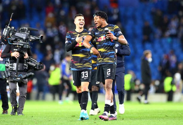 San Sebastian RB Leipzig 24 02 2022 Donostia San Sebastian, 24 02 2022, Estadio Anoeta, Football, UEFA Europa League, Play Off Rückspiel , Real Sociedad San Sebastian ESP vs RB Leipzig GER 1 3 0 1 , Cheers after the end of the game at RB Leipzig In picture f l Andre Silva 33, RB Leipzig and Mohamed Simakan 2, RB Leipzig , UEFA regulations prohibit any use of photographs as image sequences and or quasi video , Picture Point