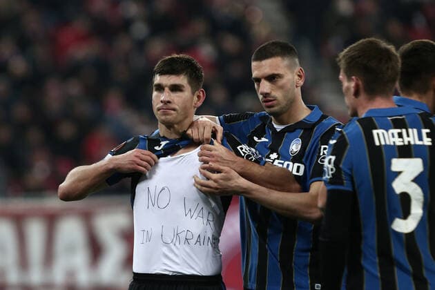Olympiacos FC v Atalanta FC - UEFA Europa League Atalanta s Ukrainian midfielder Ruslan Malinovskyi celebrates showing the slogan No war in Ukraine after scoring a goal during the UEFA Europa League knockout round play-off second leg football match between Olympiacos FC and Atalanta FC at the Georgios Karaiskakis Stadium in Piraeus port, Athens on February 24, 2022 ATHENS Greece  Copyright: xPanayotisxTzamarosx originalFilename:tzamaros-notitle220224_npeBY.jpg