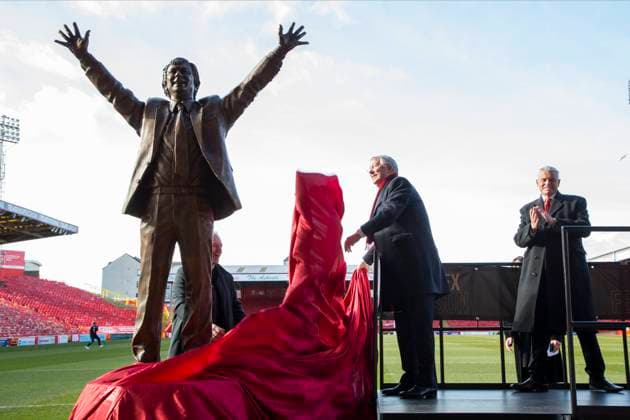 Bilder des Jahres 2022, Sport 02 Februar Sport Themen der Woche KW08 Sport Bilder des Tages Aberdeen 25-02-2022. Sir Alex Ferguson Statue Sir Alex Ferguson unveils a statue in honour of himself at Pittodrie Stadium, Aberdeen, Scotland on 25 February 2022. Aberdeen Pittodrie Stadium Aberdeenshire Scotland Editorial use only , Copyright: xStephenxDobsonx PSI-14746-0044