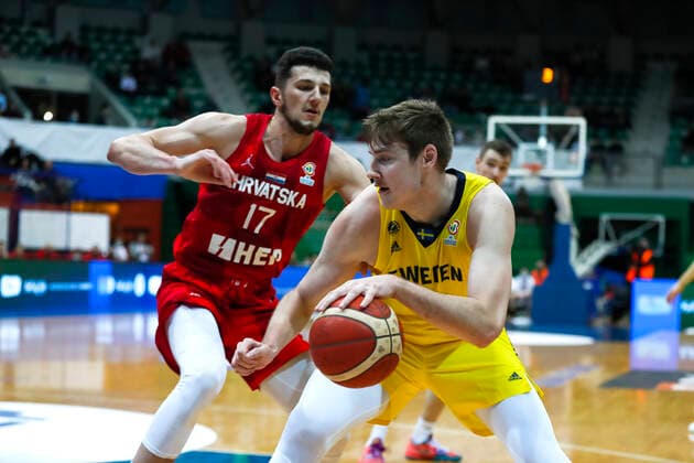 220225 Kario Matkovic of Croatia and Simon Birgander of Sweden during the FIBA World Cup Qualifier game between Sweden and Croatia on February 25, 2022 in Zagbreb Photo Nikola Krstic BILDBYRAN COP 307 NK0006 basket basketball vm kval kval fiba world cup qualifiers sweden bbeng,  Copyright: NIKOLAxKRSTIC BB220225BB564
