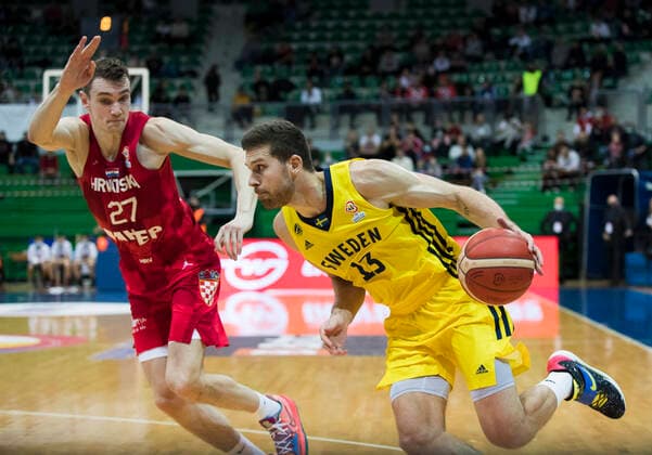 220225 Christopher Czerapowicz of Sweden and Ivan Ramljak of Croatia during the FIBA World Cup Qualifier game between Sweden and Croatia on February 25, 2022 in Zagbreb Photo Nikola Krstic BILDBYRAN COP 307 NK0006 basket basketball vm kval kval fiba world cup qualifiers sweden bbeng,  Copyright: NIKOLAxKRSTIC BB220225BB590