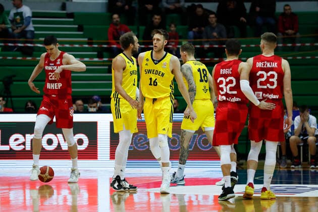 220225 Nicholas Spires of Sweden and Denzei Andersson of Sweden during the FIBA World Cup Qualifier game between Sweden and Croatia on February 25, 2022 in Zagbreb Photo Nikola Krstic BILDBYRAN COP 307 NK0006 basket basketball vm kval kval fiba world cup qualifiers sweden bbeng,  Copyright: NIKOLAxKRSTIC BB220225BB601