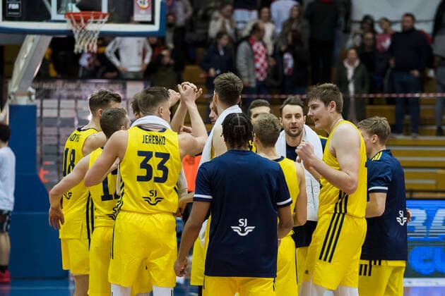 220225 Players of Sweden celebrates after the FIBA World Cup 2023 European Qualifier basketball match between Croatia and Sweden on February 25, 202 in Zagreb Photo Nikola Krstic BILDBYRAN COP 307 NK0006 basket basketball vm kval kval fiba world cup qualifiers sweden croatia bbeng,  Copyright: NIKOLAxKRSTIC BB220225BB728