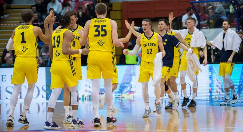 220225 Players of Sweden celebrates during the FIBA World Cup Qualifier game between Croatia and Sweden on February 25, 2022 in Zagreb Photo Nikola Krstic BILDBYRAN COP 307 NK0006 basket basketball vm kval kval fiba world cup qualifiers sweden croatia bbeng jubel,  Copyright: NIKOLAxKRSTIC BB220225BB761