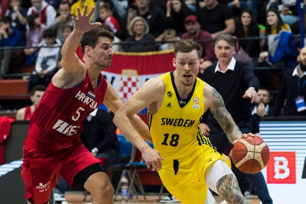 220225 Viktor Gaddefors of Sweden and Filip Kruslic of Croatia during the FIBA World Cup Qualifier game between Croatia and Sweden on February 25, 2022 in Zagreb Photo Nikola Krstic BILDBYRAN COP 307 NK0006 basket basketball vm kval kval fiba world cup qualifiers sweden croatia bbeng,  Copyright: NIKOLAxKRSTIC BB220225BB774