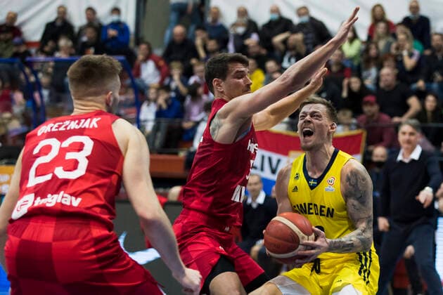 220225 Viktor Gaddefors of Sweden and Filip Kruslin of Croatia during the FIBA World Cup Qualifier game between Croatia and Sweden on February 25, 2022 in Zagreb Photo Nikola Krstic BILDBYRAN COP 307 NK0006 basket basketball vm kval kval fiba world cup qualifiers sweden croatia bbeng,  Copyright: NIKOLAxKRSTIC BB220225BB776