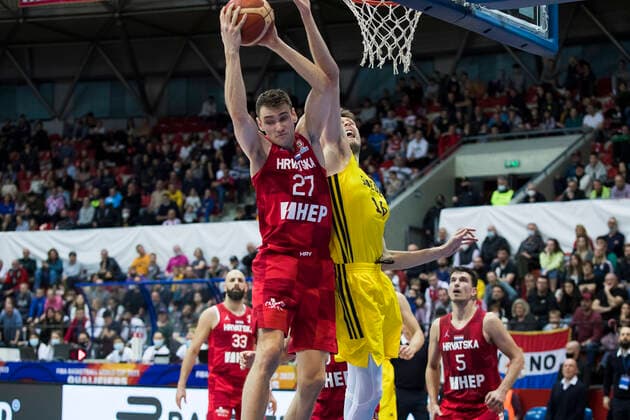 220225 Ivan Ramljak of Croatia, Nicholas Spires of Sweden during the FIBA World Cup Qualifier game between Croatia and Sweden on February 25, 2022 in Zagreb Photo Nikola Krstic BILDBYRAN COP 307 NK0006 basket basketball vm kval kval fiba world cup qualifiers sweden croatia bbeng,  Copyright: NIKOLAxKRSTIC BB220225BB825