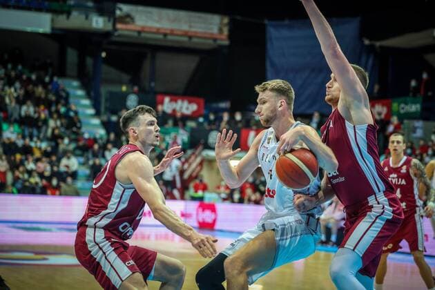 MONS, BELGIUM - FEBRUARY 25 Van Vliet of Belgium battles for the ball with of Latvia during the FIBA Man s World Cup 2023 Qualifiers match between Belgium and Latvia on February 25, 2022 in Mons, Belgium, 25 02 2022 ( Belgium v Latvia - FIBA Man s EuroBasket 2023 Qualifiers World Cup PhotoNews Panoramic 